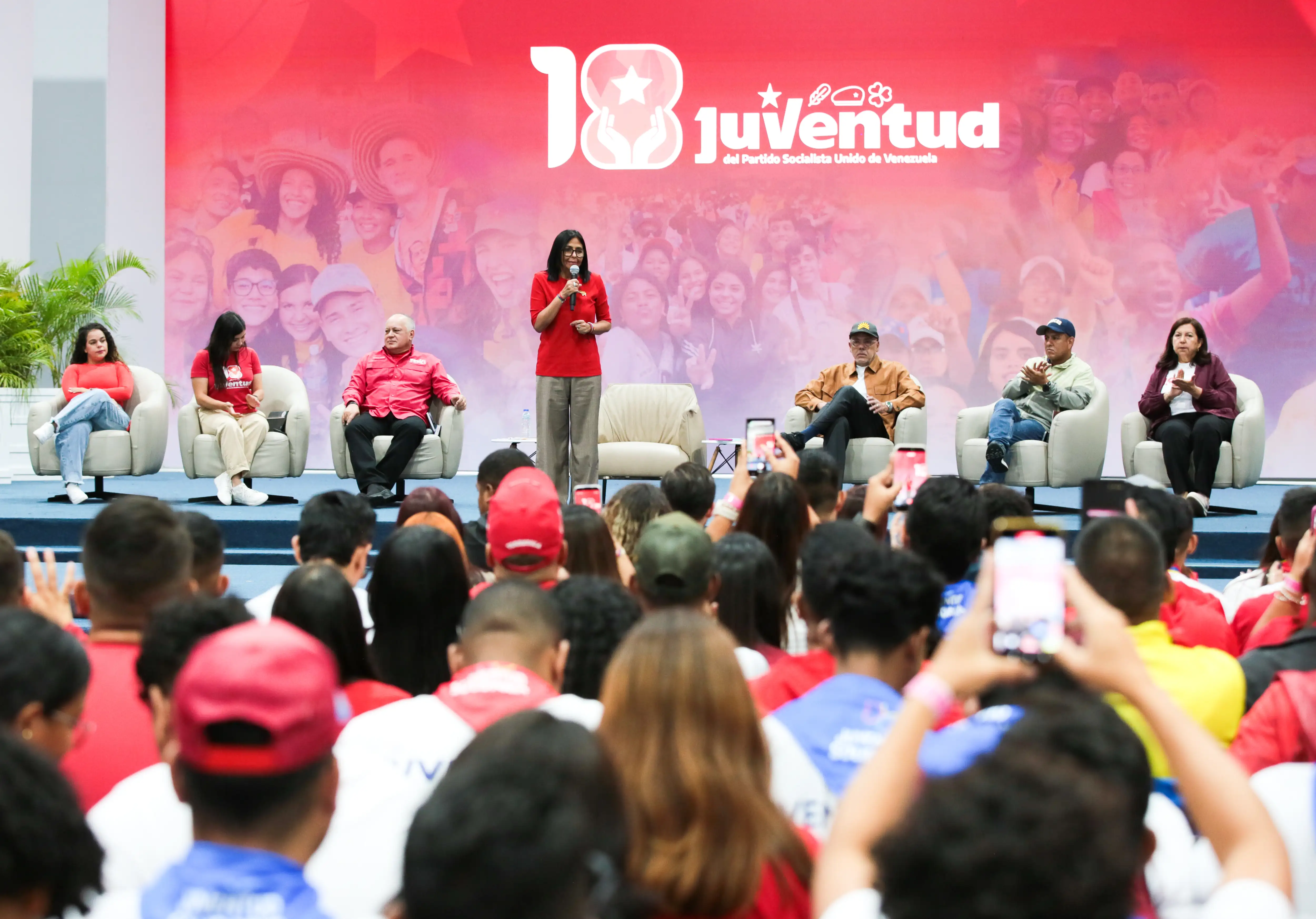 Presidenta Delcy Rodríguez reconoce la labor de la juventud solidaria